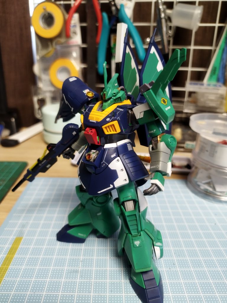 お腹は、元の形がぽっこりしてたのでコクピットハッチ風に。おへその辺りは、拡散メガ粒子砲っぽくしてみました。