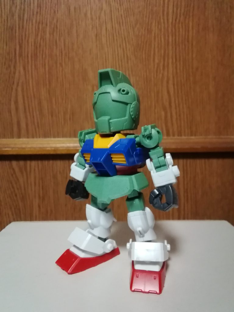 素体はSDCSガンダムとジムヘッド、脚部はSDCSフリーダムガンダムから拝借しました。また、今回はフレーム部の形状も出来る限りの調整を加えています。