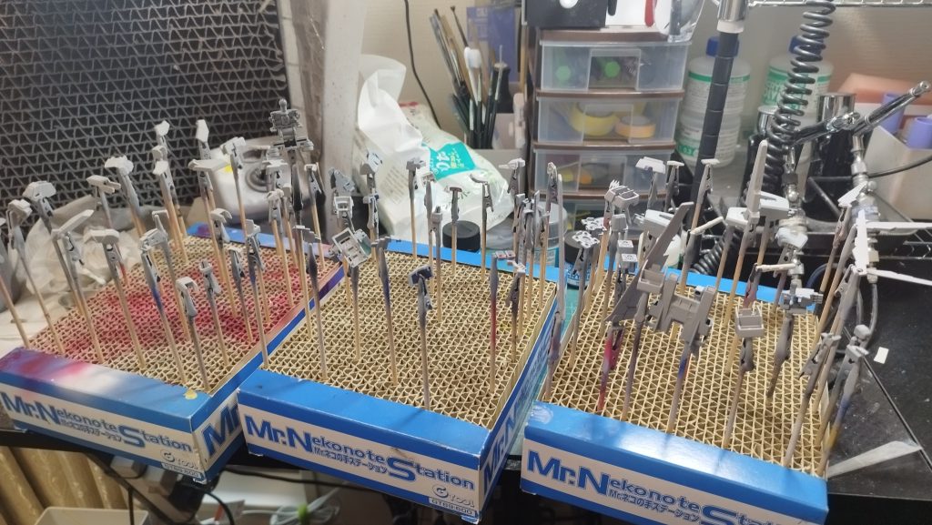 内部装甲:水性ホビーカラーのスーパーファインシルバー塗装:黒立ち上げのホワイトエールストライク:アクリジョンホワイトからの水性ホビーカラーのパール塗装(完成品ではわかりずらいですが。)以上、最後までご覧くださいありがとうございました!