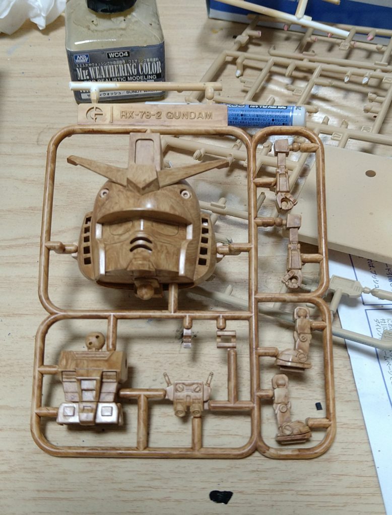 ウェザリングカラーを使用し、筆塗りで木目を書き込んで完成です。