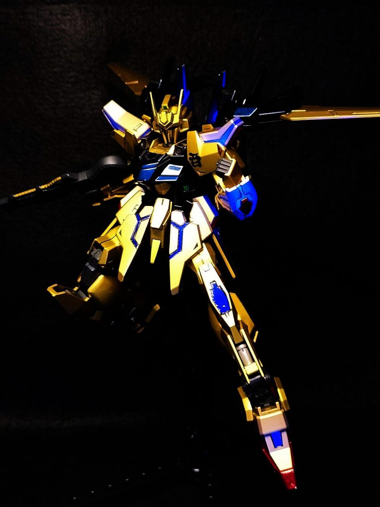 もう一つの反省点はUV発光させると黒い発光部分の上に重ねた蛍光クリアが染み出してますw染料恐るべし!メタリック系で隠蔽できるかな?とダメでした…とまぁ、UVライトに照らしても照らさなくてもどちらにしてもちょっと残念ですねw