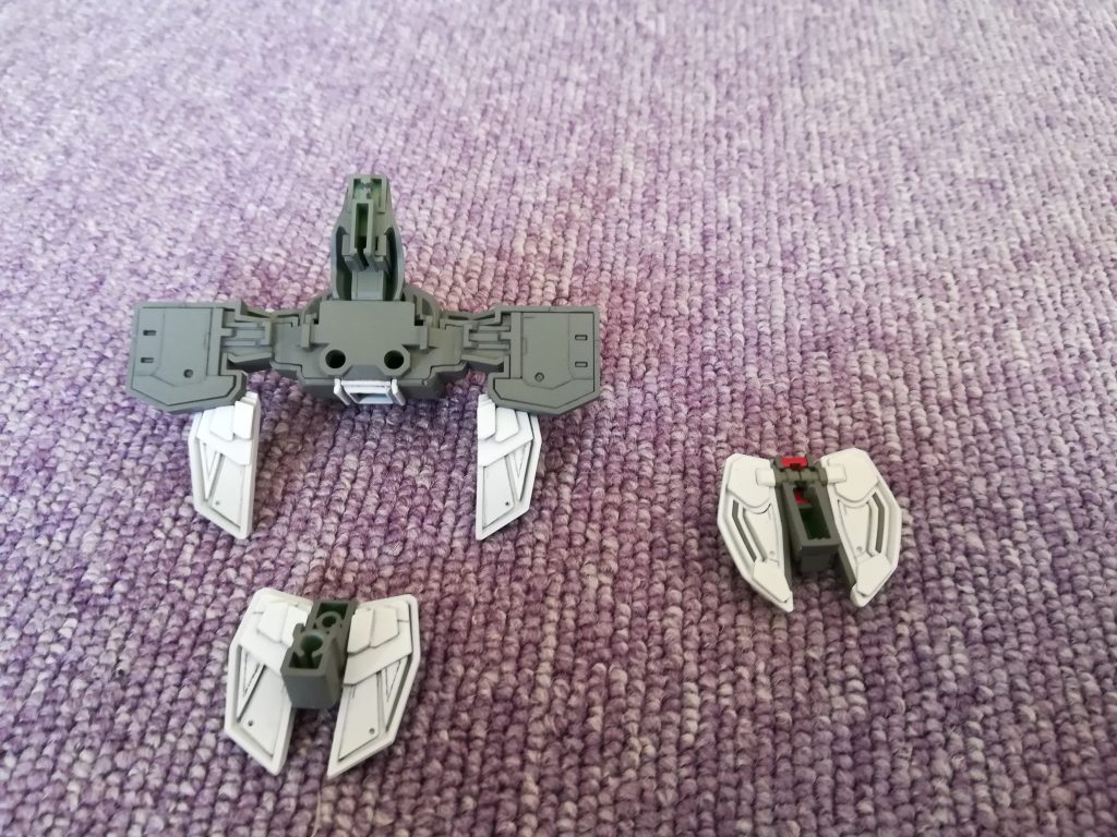 変形状態だとディテールの無い裏面が見えて気になるので、裏打ちパーツをスクラッチしました。