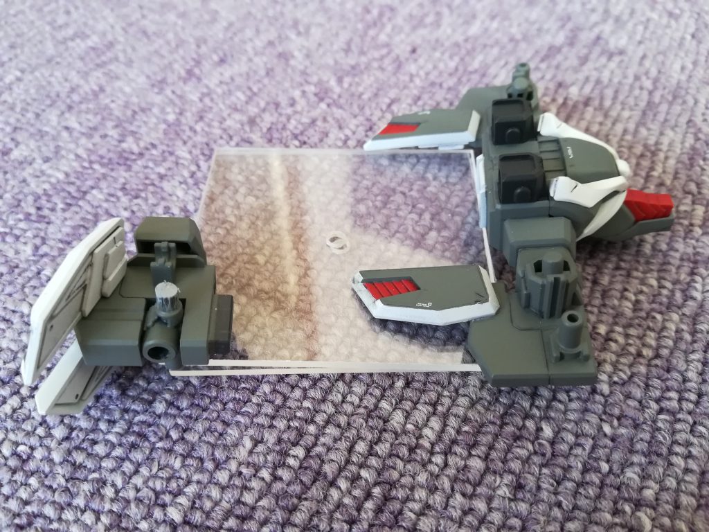 MA形態はMS形態と腰周りのデザインが違うので、スジ彫りを追加して似せています。