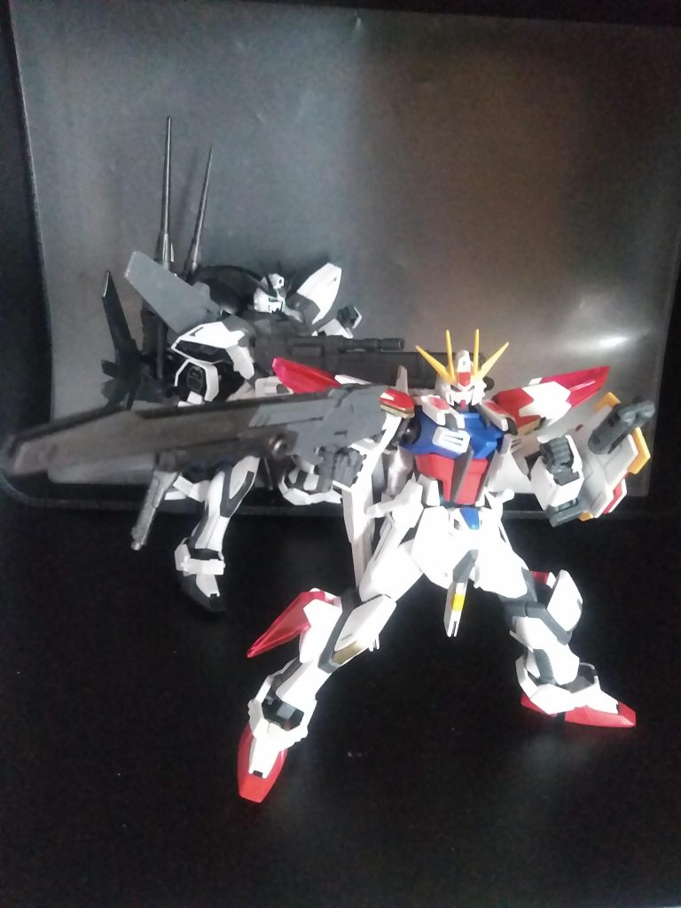 自分『ビルドストライク』を複数所持している事を思い出し『なんちゃってビルド ストライク コスモス』を再現出来るかなと🤔思い付き、実践です😁『ビーム ライフル』