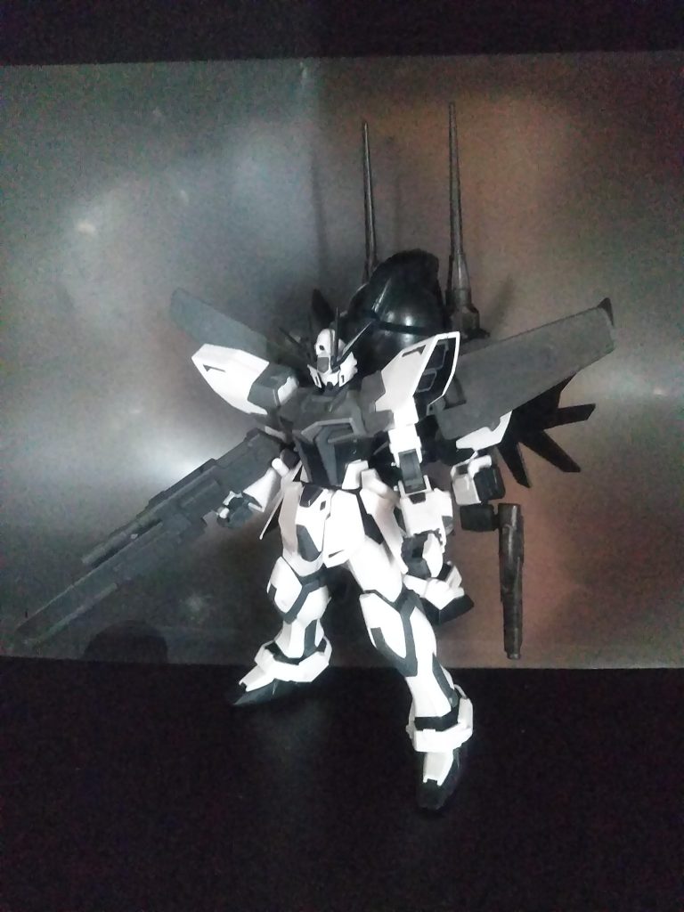 御披露目もすんだので、この子の詳細を。機体名は『ビルド ストライク ガンダム へるふぁみりー』(妄想MS)                  所属チーム名は『SCHOOL ディズ』        チームのマークは山間の湖を優雅に進むボートが描かれています。🏞️🛳️『nice boat』    のロゴいりだとか。