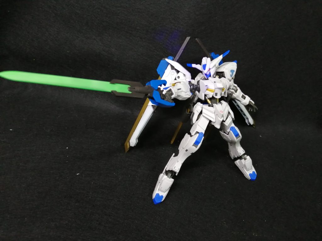 ヒートナノラミネートソードこれはエイハブ粒子を熱に変換する機能を持ち、触れた対象に瞬時に熱移動することでブレード部分の素材が耐えうる以上の高温であっても運用が可能という高い攻撃性能を秘める。