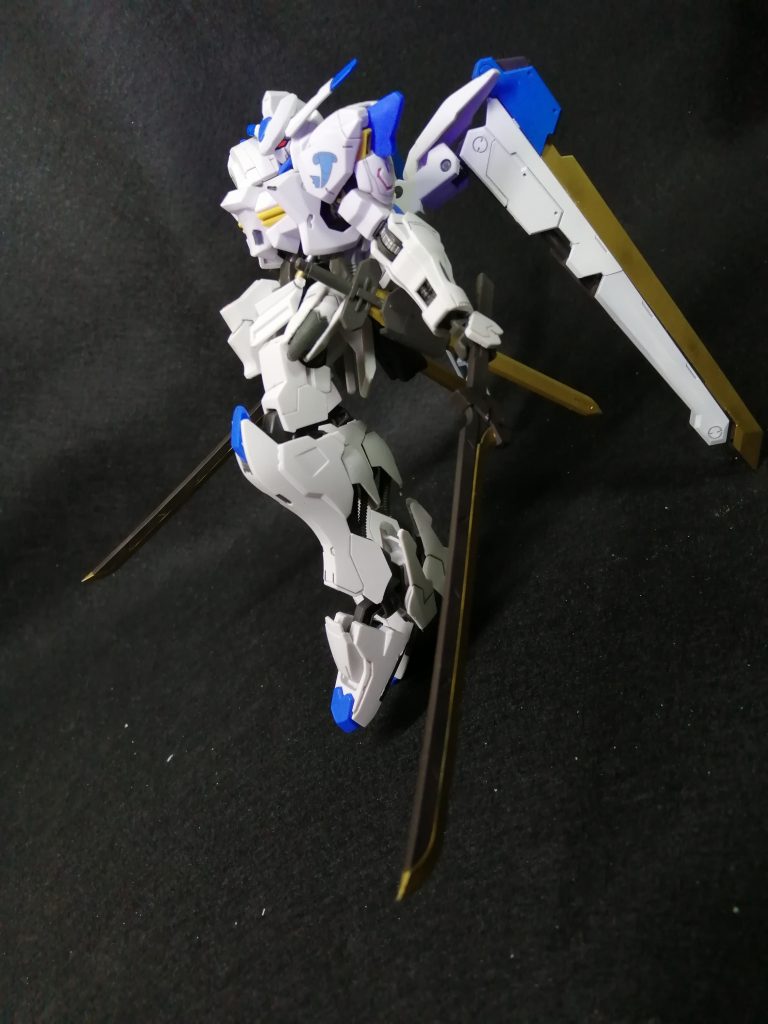 刀バスターソードに内蔵される斬撃に特化した武装