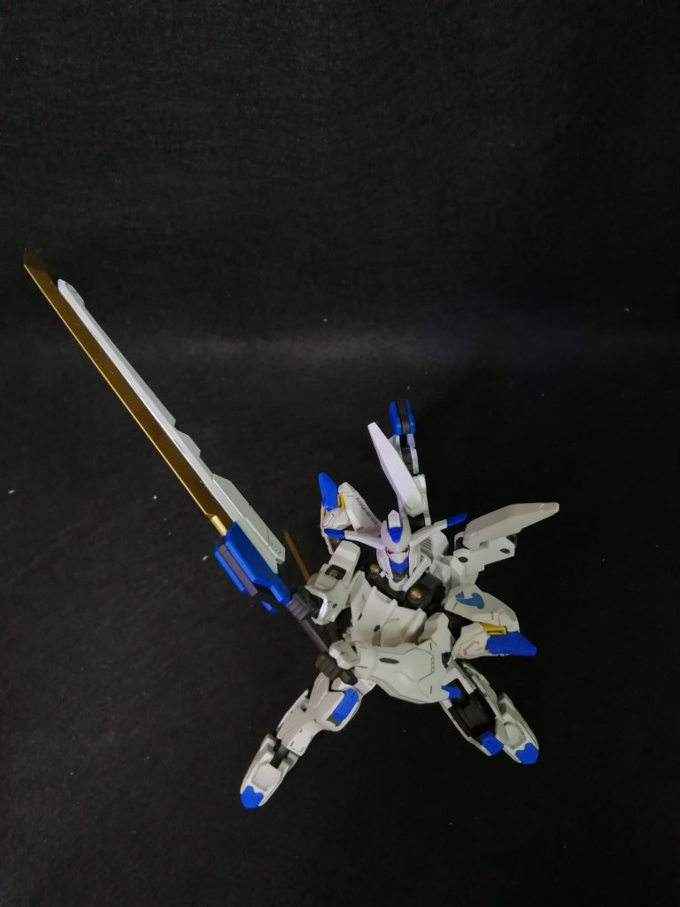 バスターソードウイングとしても機能するためスラスターを内蔵。刀の鞘、トンファー、ハンドガンとしても機能する複合武装。