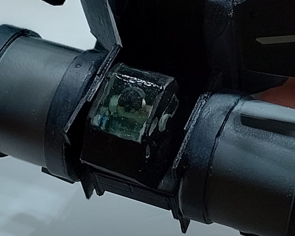 アインとコックピット、設定によれば生命維持液が入っているのでUVレジンを使って埋めると水槽っぽくなります