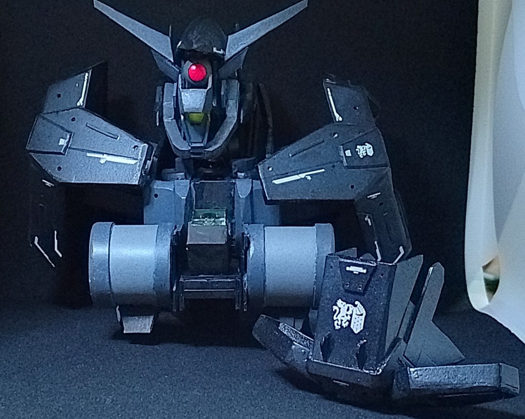 胸部パーツを引き出すと中からアインのコックピットが見えます