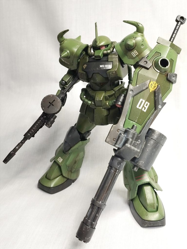 ヒートワイヤーが邪魔でザクマシンガンを真っ直ぐ構えられません