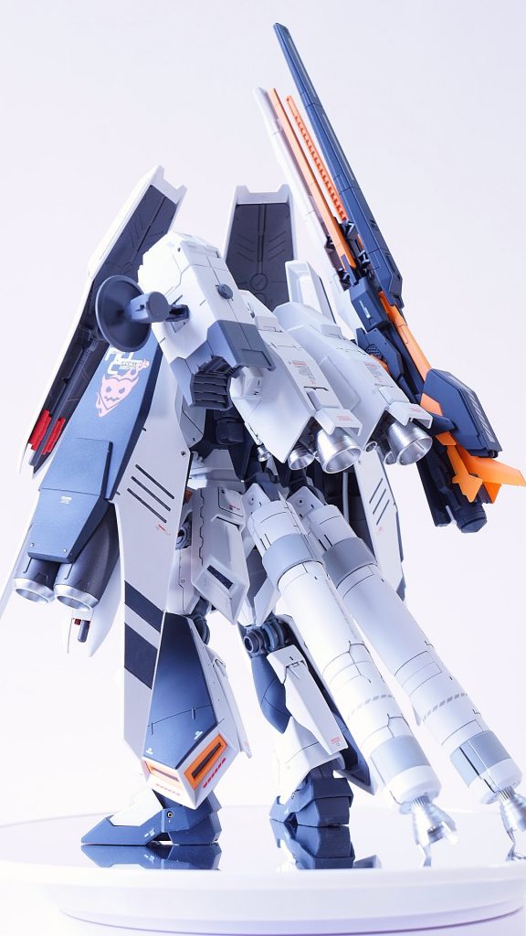 素体のEGνに、HGUCのHWS、ロングレンジフィンファンネルに、ジャンクからハイメガシールドもう一枚とZZのバックパック、ミサイルポッドにプロペラントとやりたい放題。