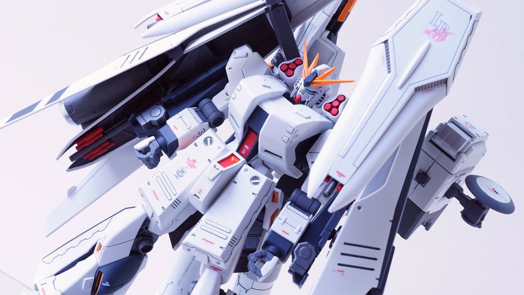 本体のνにもそれなりに手を入れてます。スジボリとプラ板でディテール追加。メタルパーツなんかも少量使ってます。EGのν、HWSのアーマーそのまま着くかと思ったら全然つかなかったため、そちらも要改造でした。