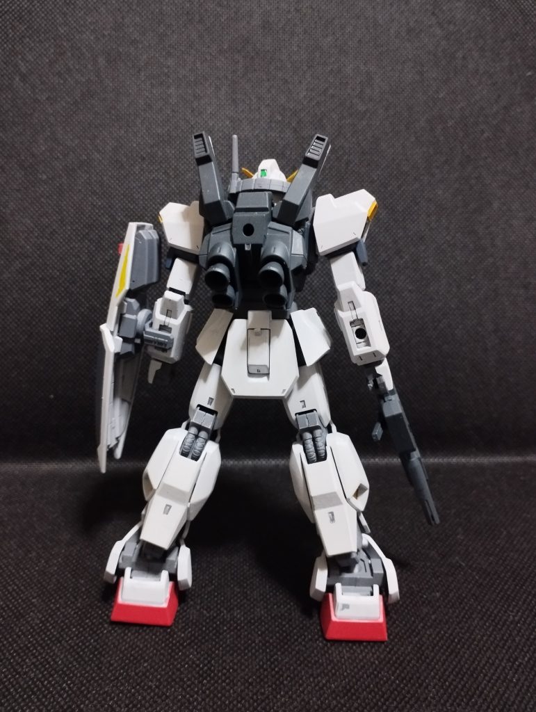 塗装は缶スプレーと筆塗りで行いました。フレームは缶のジャーマングレー、胴体のダークブルーは缶のダークブルーの上からブルーを重ね塗りしました。白は灰色9号、黃はキャラクターイエロー、赤はMSレッドの筆塗りです。