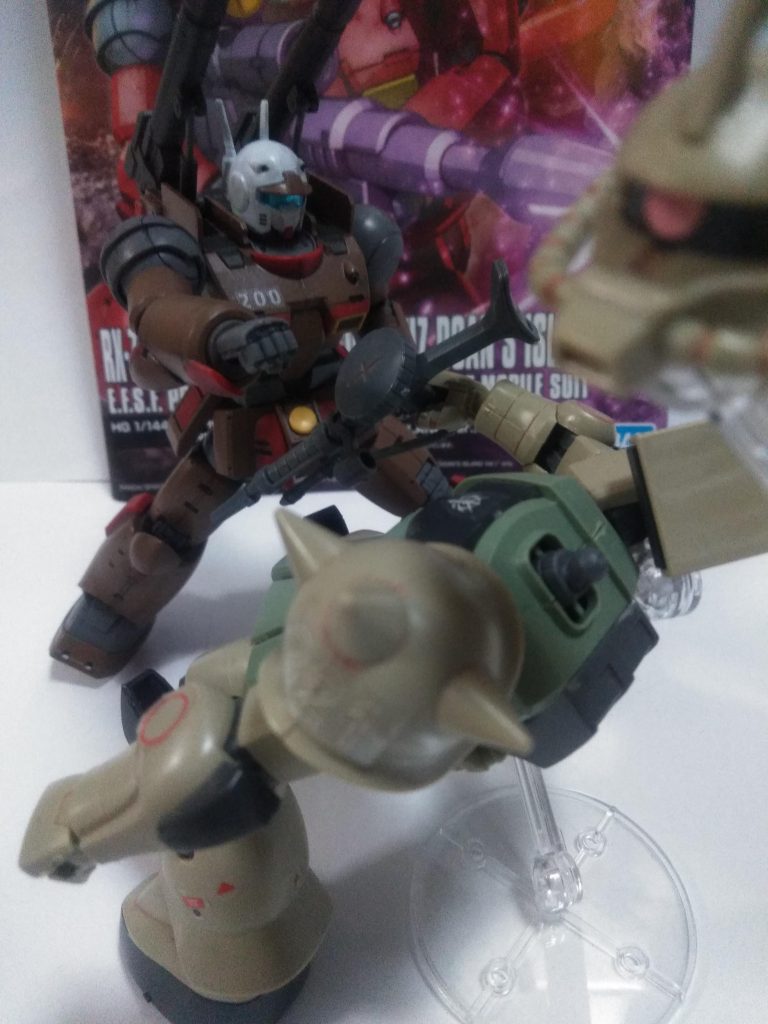 まさかの会敵!情報源が欲しいので、殴り跳ばして捕獲!!           『ガンキャノン』ならば、この位のシチュエーションはやってくれますよね🤗『ザク』は中古屋さんで500円(税抜き)で購入(今までの半額)。やはり高騰が沈静化?