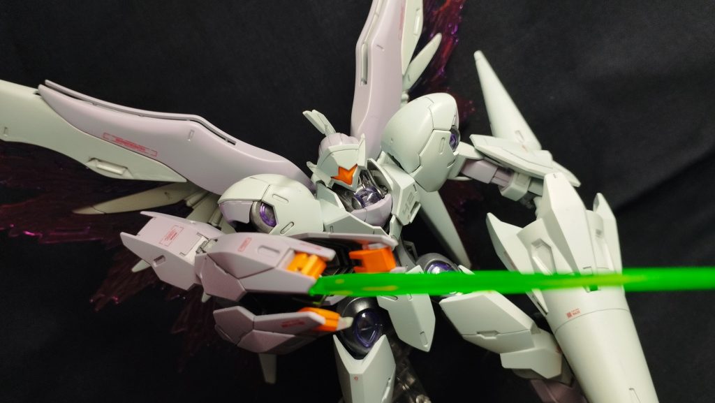 羽根とランスのおかげであまりポーズが取れません