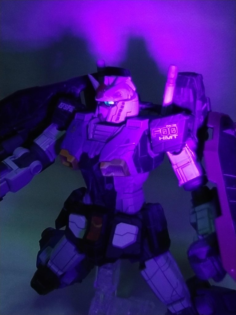 蛍光塗料で目をビコーンしたかったけどスマホでとると紫に肉眼だと目だけ反応するんだけどなぁではでは