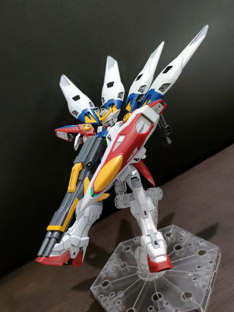 俺は…俺は…俺は!俺は死なない!!! 各所シャープ化、塗り分け、白パーツの一部をライトグレーに、100均装飾テープでメタリックグリーン装飾、スジ彫り追加、シールド保持位置変更…全然上手くいきませんでしたが、引きなら何とか見れるレベル?