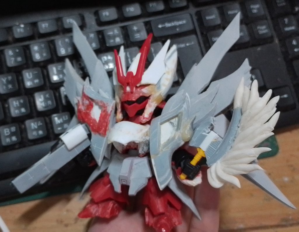 (7/6/2023)武器を構えた時の可動性を保つため、肩前の装甲を減らし、ビームライフルを細くし、腹部の砲はまだどう作るか考え中なので空白のままです