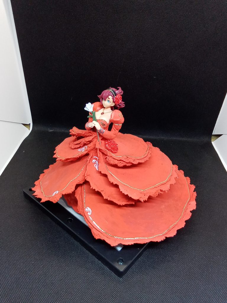 スレッタにはハッピーエンドになってほしいな・・っとウェディングドレスをイメージ製作途中までは純白にするつもりでしたが 構図として白い華を持たせたいな~悩んだ結果 この色におちつきました。塗料はアクリルガッシュです