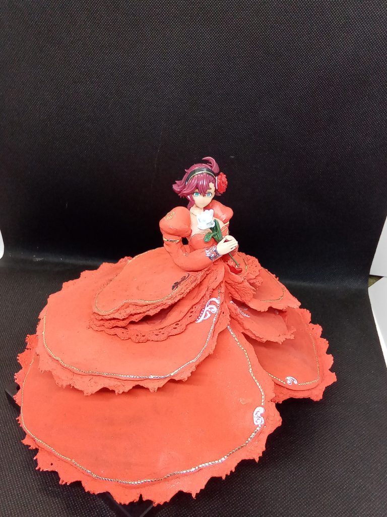 今回 スカートは石粉粘土で作成エポパテに比べて非常に安く 楽しく作っているあいだに大型化しました手にした花はエポパテで作成