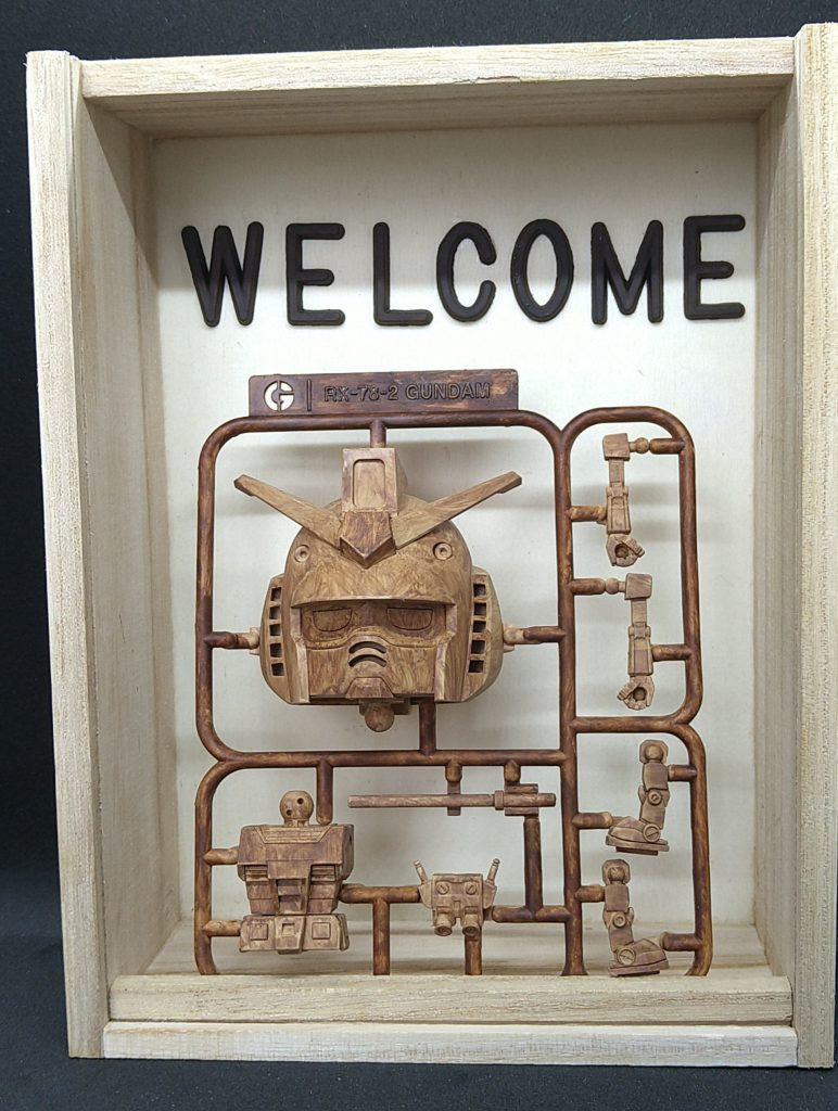 正面から　色々考えた結果、素材的に壊れ易い為万が一落下して壊れたパーツが飛び散ったりしてお店に迷惑がかかる事がない様に箱に入れる事にしました。  