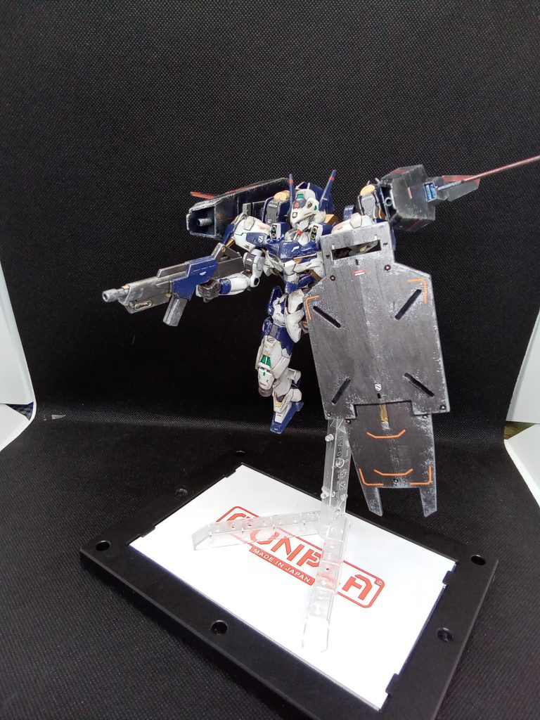 GUND フォーマットを使っていない為 これはガンダムではありません造っても・・乗っても 安心で安全です 今回の改造箇所頭部・胸部・足をパテで改造してます