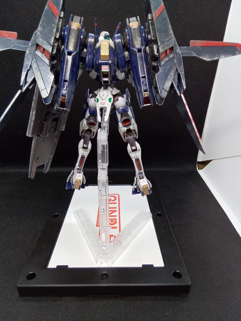 水星のモビルスーツは足が短い気がするので2.5cmほど足を長くしてみました。そのままだと細すぎて不気味になったのでエポパテを使って新規にデザインついでに後ろ側にスラスターを増設オリジナルより機動性と運動性は向上(制御できるかは不明)