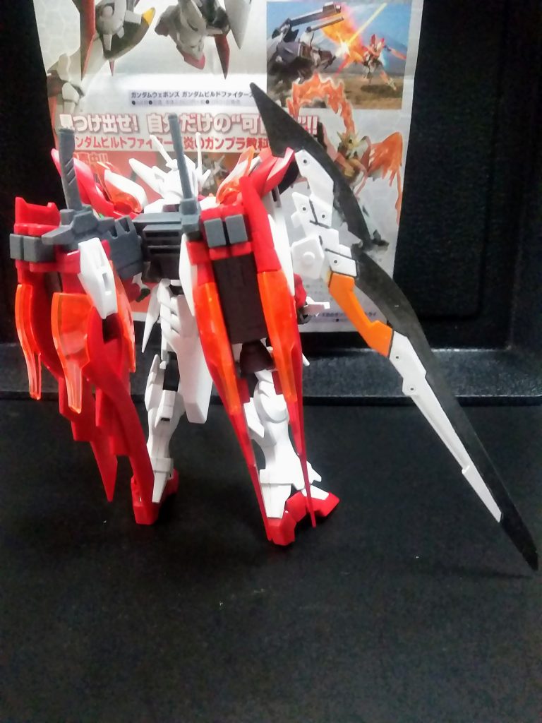 以前投稿した『ウイング ガンダム ゼロ 炎』に『ホビー ジャパン』の付録を装着致しました😁『サブ(呼び方解らん😓)フェザーブレイド』をウイングに懸架
