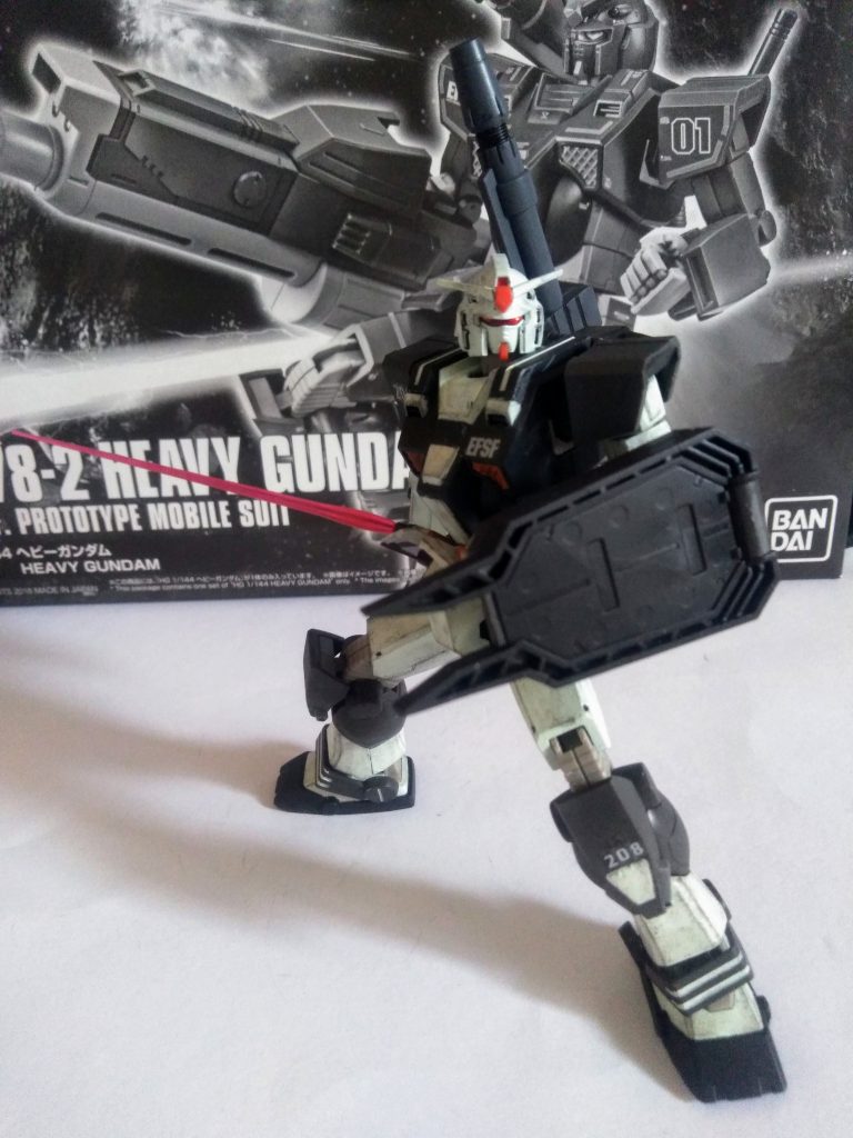 『シールド』は中折れ式。う~ん?この子達って『一年戦争まっ只中』の人達でしょう?まだ、黎明期なのにコンナニ技術革新してたら、そりゃマニアの方達は色々言いたくなりますよね🤣『ビーム サーベル 抜刀』サーベル1本だけどエフェクトは 2 本付属