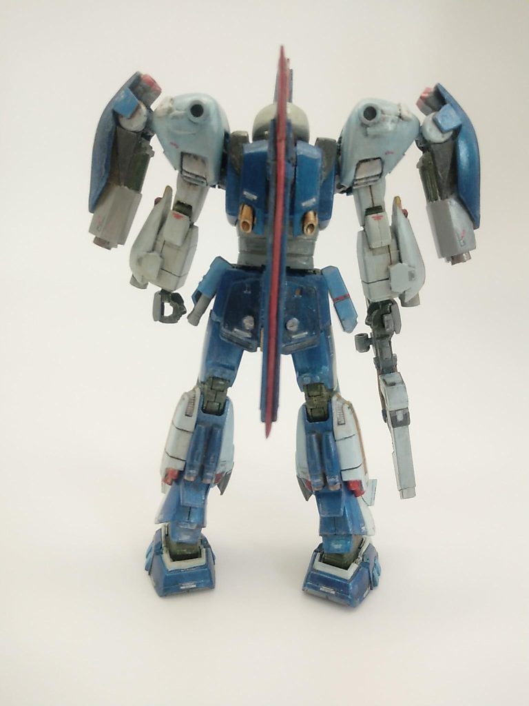 肩を丸くしたのは、四角いデコボコだと(キットがそうだと思ってしまったので)、水中で動きにくそうだったのと水中レーダー付いてるかの様にしたかったので、キットの肩にパテで丸みを作ってUVレジンで複製して、それをキットに合わせる作業が、くたびれた。なかなか合わないし。肩が大きくなって、余白が出来まくったので、ズゴックの胸に丸いのが付いているなぁ、と思ったので、プラパイプ切って、貼りました。