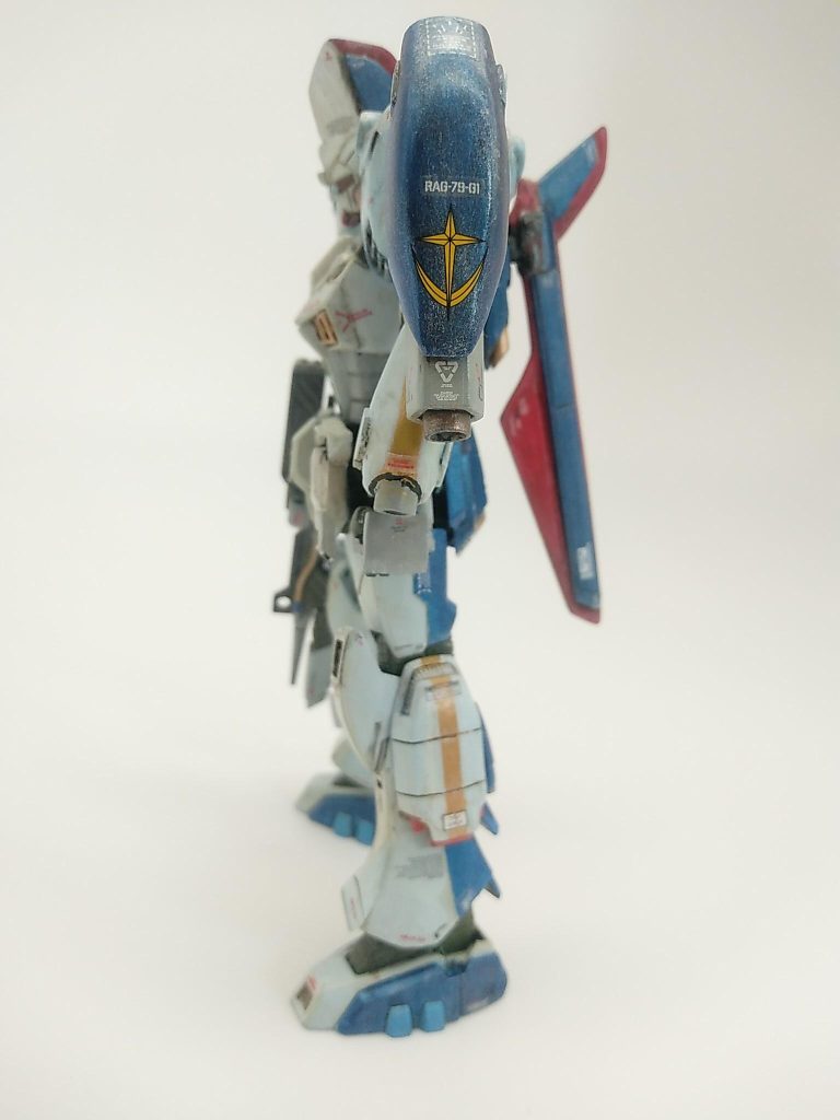 最初、サメや青魚みたいにしたいなと思って、ヒレとか付けたいなと。背中と足にヒレっぽいのを、で、出来る限り背中は青、腹は白に。赤が入っているのは、リュウグウノツカイを検索したら、頭から赤くて長いのが出てるので、赤をいれて。金色をラインに入れているのは、脂がのっている魚は、こんな筋が入っているらしいので。