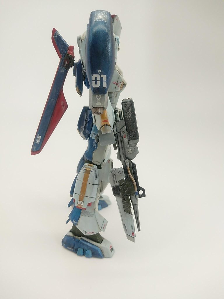 ビームライフルに付いているのは、腕に付いていたハープンです。うまくハマった。キットに有線クローが付いてたけど、戦闘でどうやって使うのか、全く分からなかったので、没にしました。(マニピュレータ腕で、サーベルでもライフルでも何でも持てるんだもの)水中型ガンダムの腕が、水中型なのに、角い、これも困った(というか全体的に角い、水中不向き)。腰がやわやわの解体したRGシナンジュのパーツを使って、腕や、肩から張り出したパーツ(ハイドロポンプ?)に丸みを付けました。
