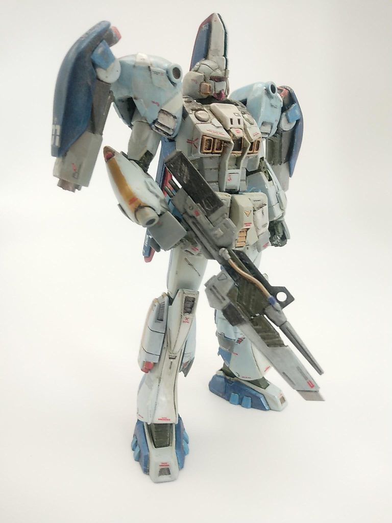 水中では、頭の方から移動すると思っているので、アンテナはいらないかなと、センサーを大きくしました、水中なのでね。目立つのが、肩の横のハイドロポンプで、ランドセルに付いていたのですが、肩から煙突のように2本伸びていたので、どうしようかなと考えている内に肩の横に移動しました(ほぼプラ板とプラパイプ、ほぼね)。胴体の真ん中、白くて縦に長いのが付いていて、デザイン的に大きいし邪魔だな、と思ったので、どうしようかなと思いながら、切って合わしてで、こんな形になりました。胸のスラスター(でいいのか?)を横一列にしたのは、面白いからやりました、自白します。