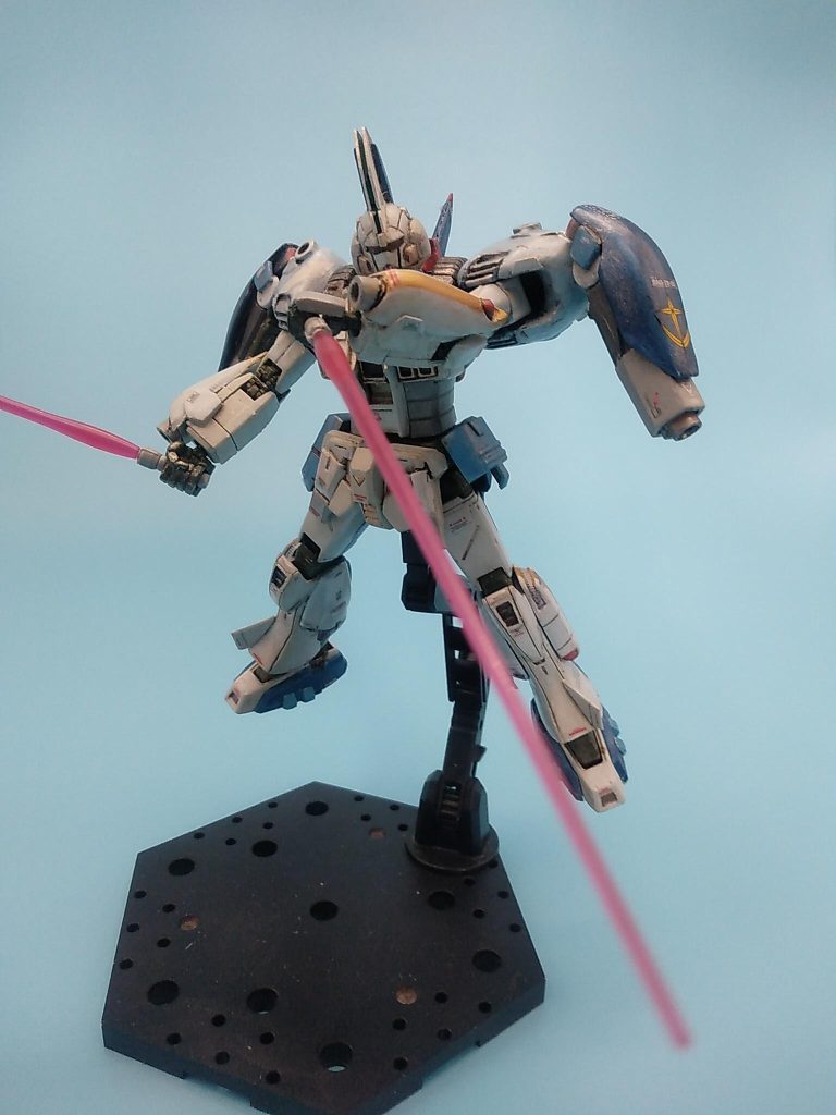 ビームサーベルマウントが左に有るので、左腕で抜くと、逆手持ちになります。右腰に合って右手で抜くと逆手持ちになります(何の説明?)。手首返して抜けば順手になります(だから何の説明?)。