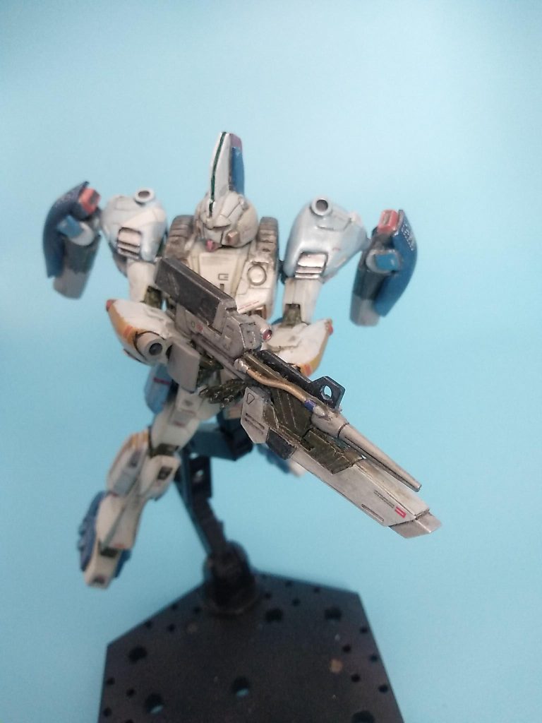 裾の部分、元のキットが局地型ガンダムからなので、ゴツいのが付いていたけれど、切り取って、プラ板貼って凸凹を無くしました。ズボンの(古いか、パンツと言う方がいいのか?)ダブルをシングルにした感じ。ついでに腹ビレのつもりで、小さな羽根も付けましたね。(この角度では見えませんね)