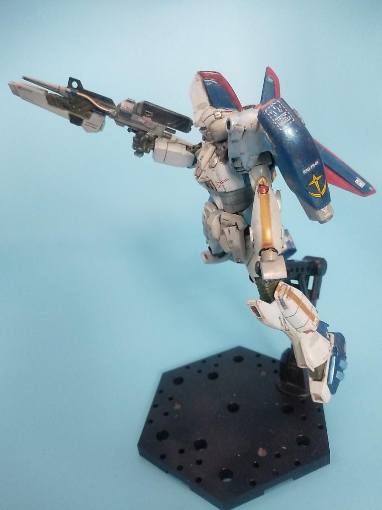 筆塗りしました。水性ホビーカラーで。筆塗りは、塗った後が凸凹になるので苦手なのですが、汚しでなんとかなるかなと思って、と言うより、手を加えすぎて、筆塗りするしかない状態でした。スプレーするのも、用意や片付けが面倒だったり、マスキングもなかなかに。