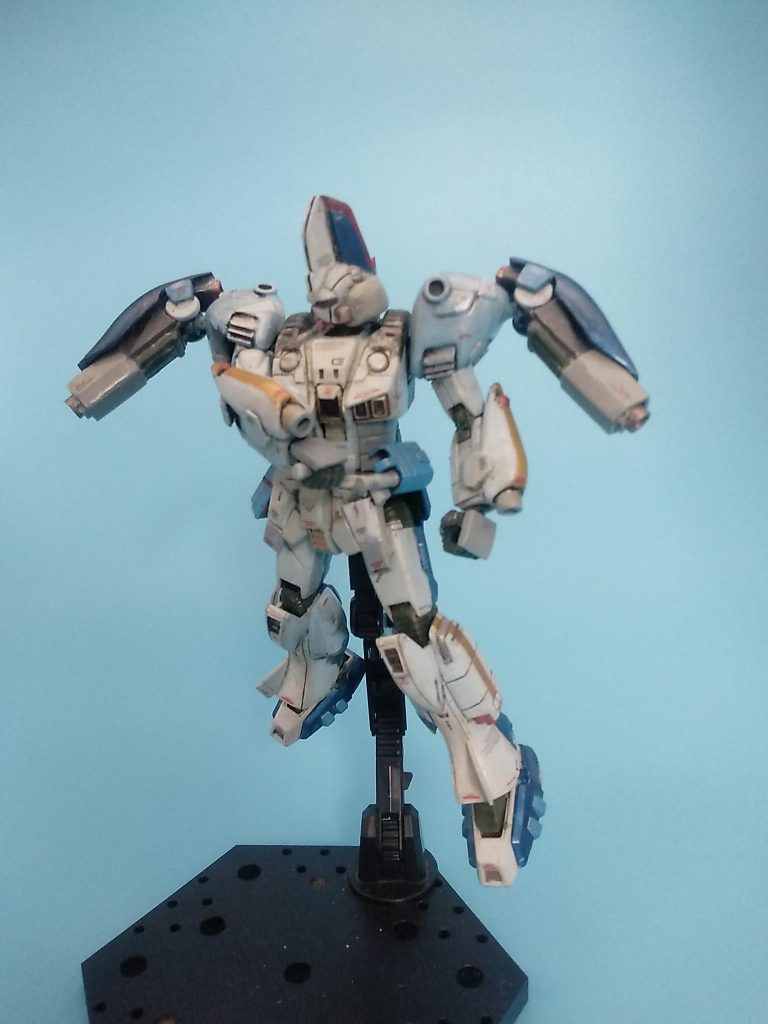 ビームサーベルマウントは左腰で、右腕で抜きます。ビームサーベルマウント、キットは右腰に有ったので。