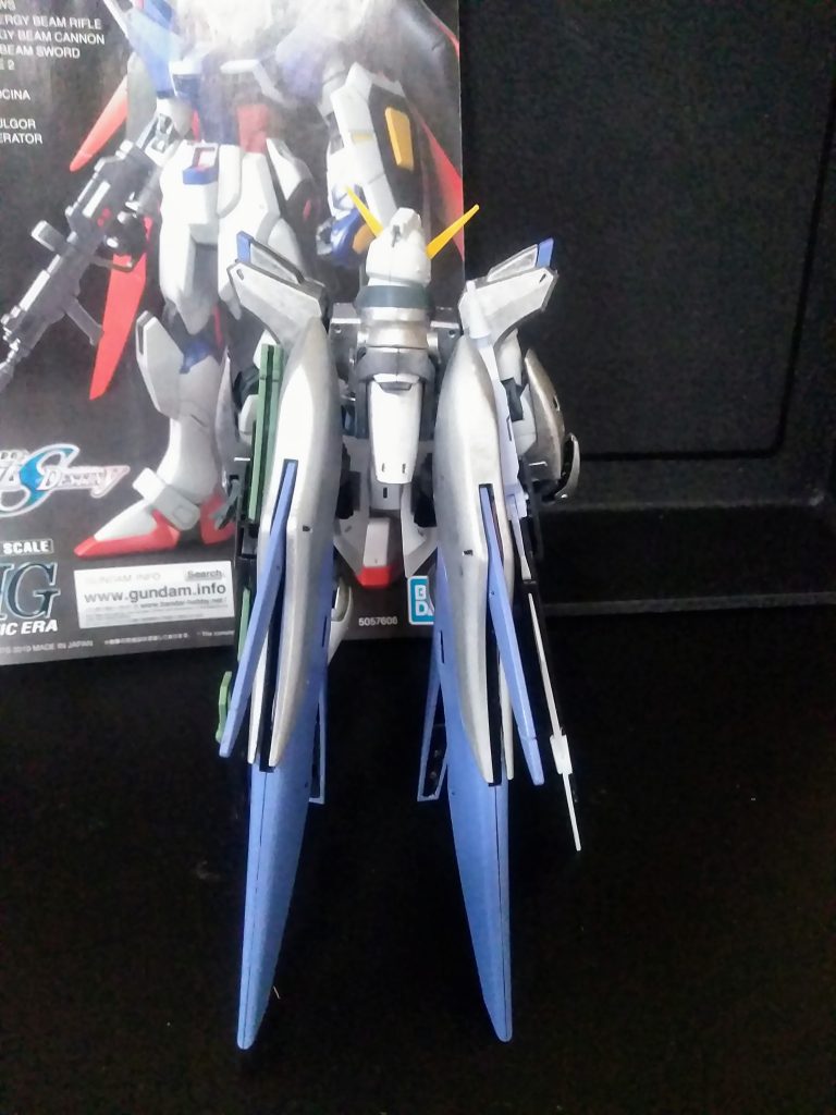 後ろ姿はこんな感じ。　　　　　　　　　   オリジナルティーが出したかったので『ウイングと各種武装』の配置を変更しました😆   腰にウイングがあると転倒防止になって助かる🤗