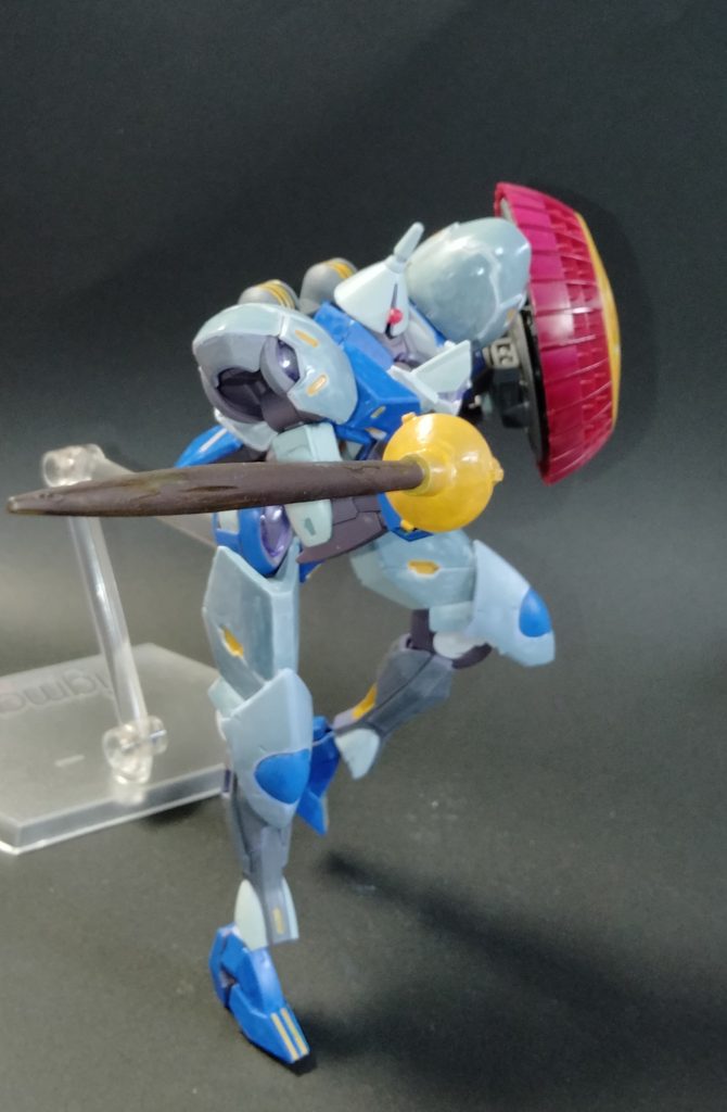 盾はそのままでは持たせにくいので、ハインドリーのパーツで保持できてます。 