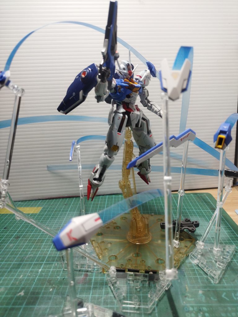 クリアのプラバンにクリアブルーを塗装してます。