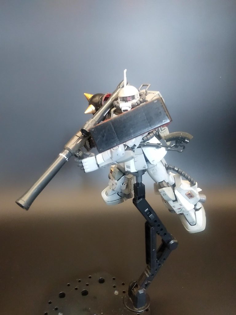 左肩がシールドだと、こう云う形でコックピット守りながら攻撃できますよ、と云うアピールショット。ザク系の両肩については何度もコメントするでしょう。肩にシール貼っても、上手くいかなかったので、貼ってません。