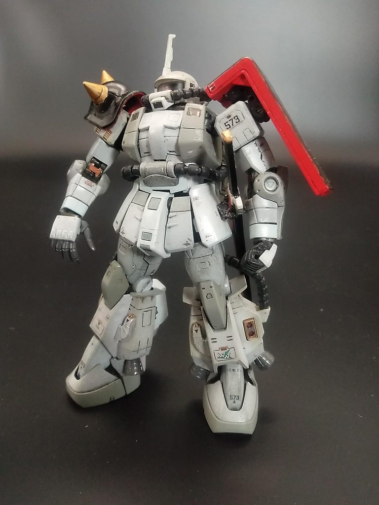刀が欲しかったので、ヒートソード持たそうかと思いましたが、グフの特権なので、プラ板で作りました。