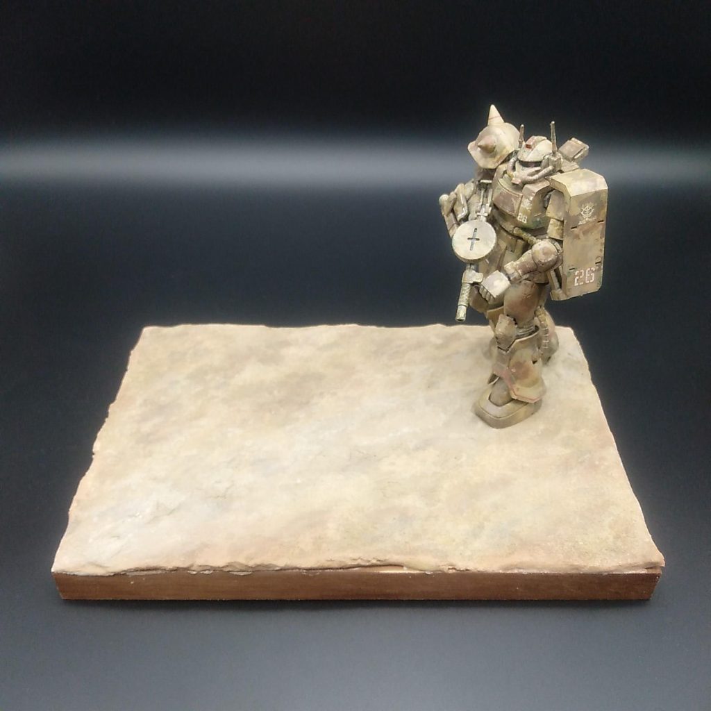 100均で、木製の小物入れと紙粘土と泥団子の砂を買って、小物入れひっくり返して、紙粘土で形作って、薄めた木工用ボンド塗って、砂撒いて払って、Mr.ウエザリングカラーで、塗ったというか、染めたというか。砂漠っぽく。木、電気コードで作ってもよかったけど、砂漠なのでやめました。