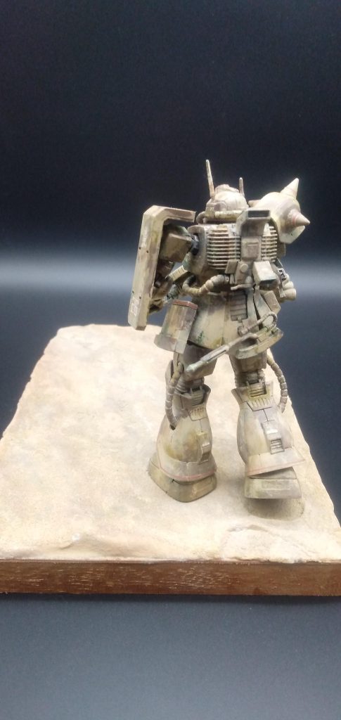 水性ホビーカラーで迷彩塗装、デジタルカモにしたかったので、100均にあった固めの筆で、とんとんと置いていくように塗りましたが、汚しで、ウエザリングカラー使ったら、色分けも塗りミスも、消えてしまったので、良かったのか悪かったのか。良かったから出してるんだけれども。