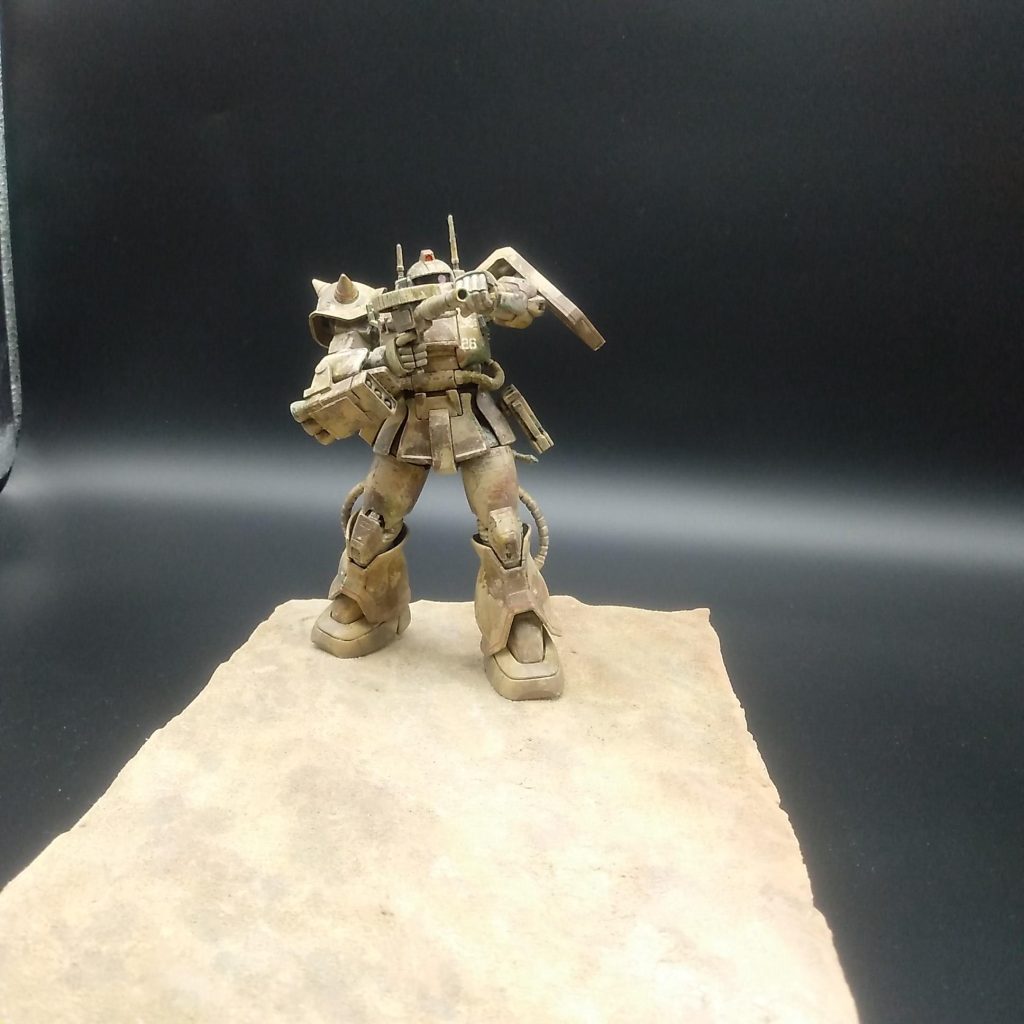 ｢ん、なんかいるじゃねえか、このやろう。｣シールド、左肩でも右肩でも、両手でマシンガン持って狙ったら、コックピット丸出しになる。