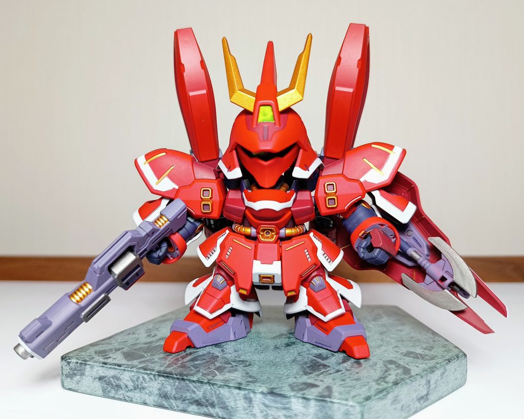 ライフルとシールドを装備して正面から。ヘルメットのひさしが長くってモノアイが見えませんね…