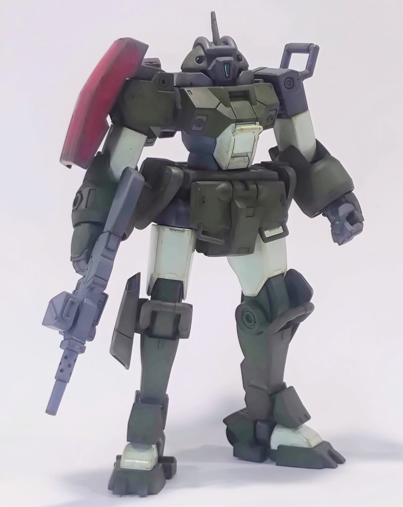 ストレート組みで、肩を左右で入れ替え、モノアイ、胸部、腰のフロントアーマーに市販パーツを追加、腰のサイドアーマーは、ジャンクの中にスコープドッグの純正パーツがあったので加工して取り付けました。武器は、デミトレの物がイメージより大き過ぎた為、陸ガンのマシンガンに、マガジンとストックをプラ板で制作し追加しました。