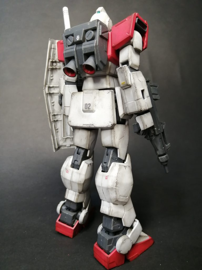 背面。リバイブガンダム上半身の移植で前に屈む可動範囲ができたことで色んなポージングができるようになりました。