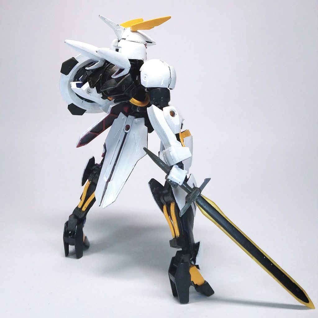 HGジークルーネをベースに、胸部と腰部だけグリムゲルデに交換してます。カラーリングはガイアのピュアホワイトと橙黄色がメインですが、当初赤で塗っていたのを途中で下地もなしに白く塗り替える暴挙に及んでいるので超厚塗りです。よい子は真似しないでね!